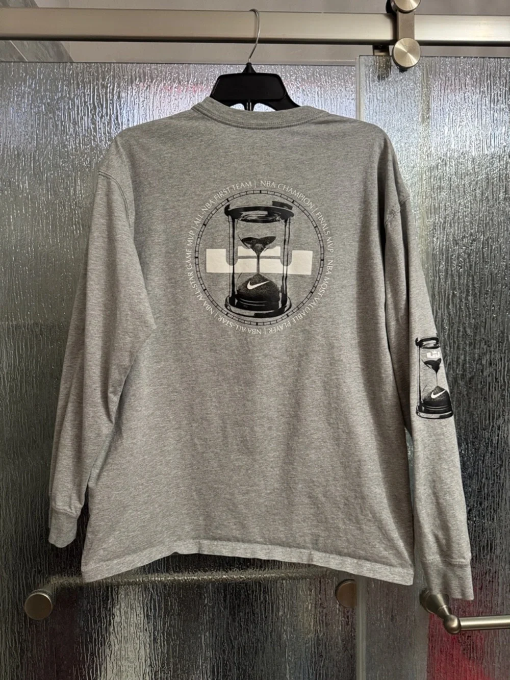 Nike Men’s Grey Crewneck Long-Sleeve Graphic Shirt